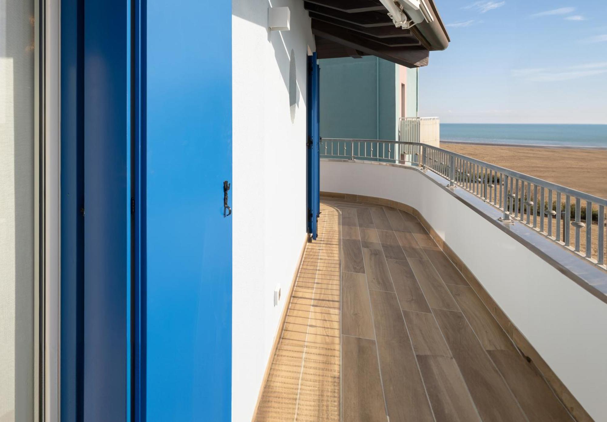 Ferrari Apartments Panorama Sea View Каорле Экстерьер фото